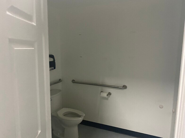 More Photos Of 3900 Bexley Pl, Suitland Storefront For Sale