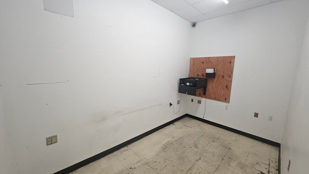 More Photos Of 5732 McClellan Hwy, Branchland Freestanding For Lease