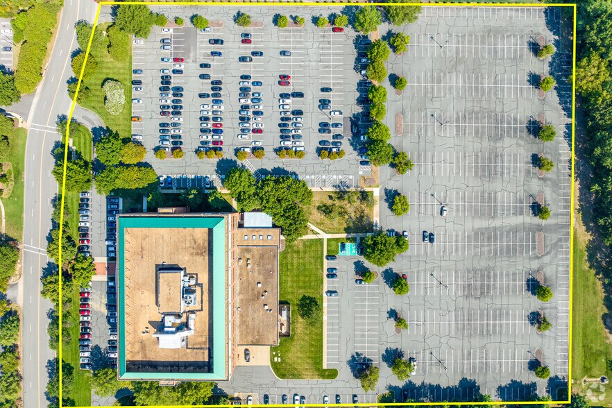 More Photos Of 2221 Edward Holland Dr, Richmond Office For Lease