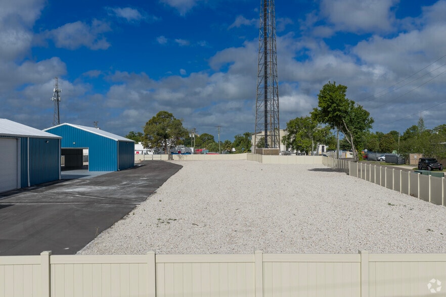 More Photos Of 120 Pinckney St, Oldsmar Warehouse For Lease