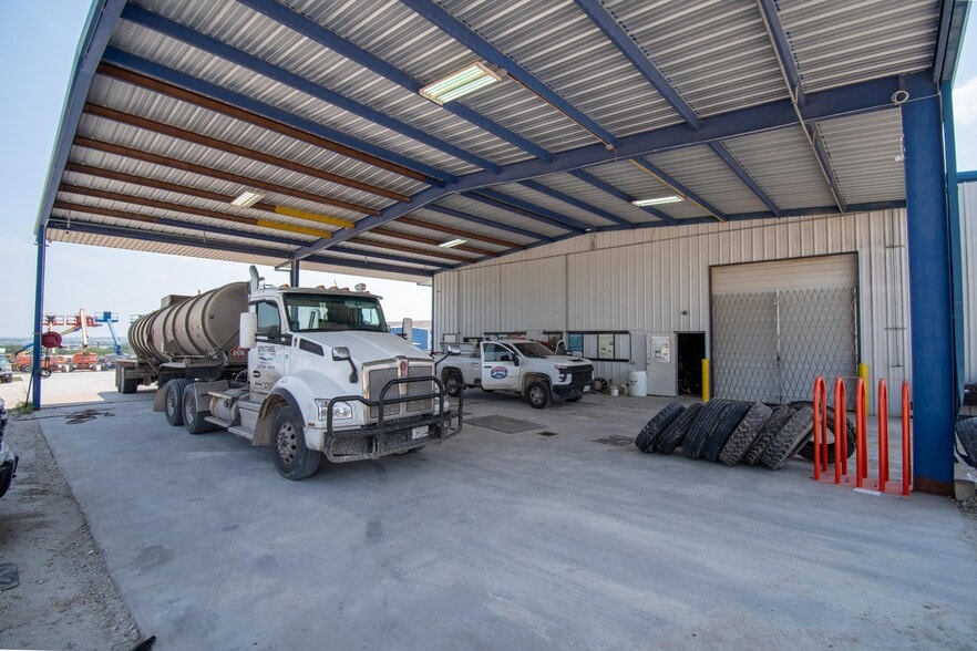 More Photos Of 209 Park Place Blvd, Kenedy Auto Repair For Sale