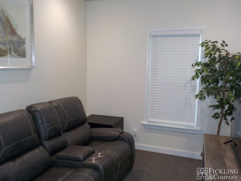 More Photos Of 2357 Pio Nono Ave, Macon-Bibb Medical For Sale