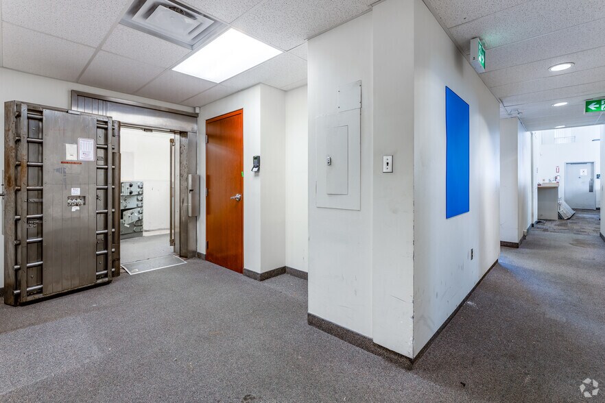 More Photos Of 31 King St, St Catharines Bank For Lease