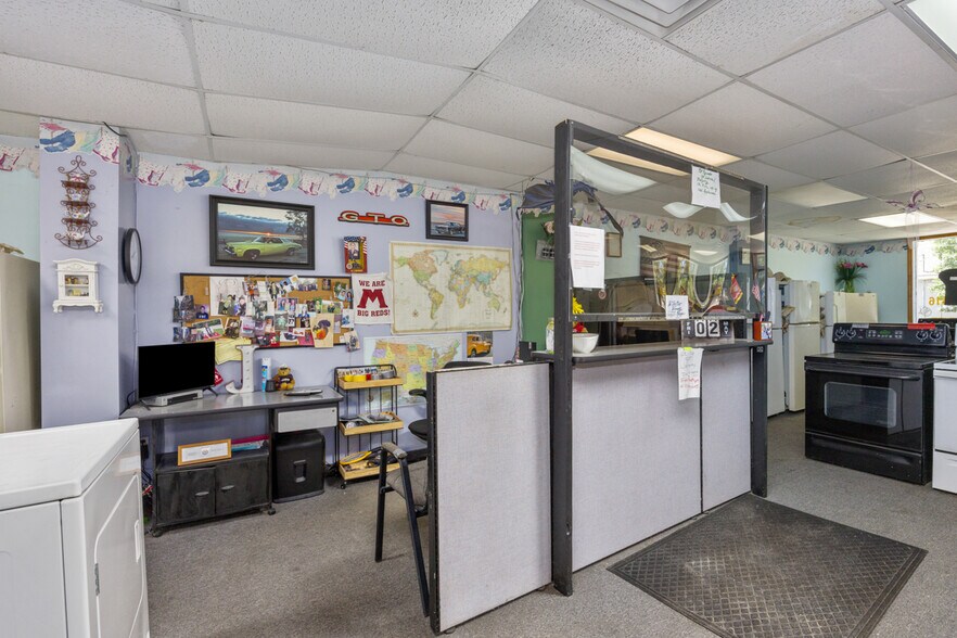 More Photos Of 1090 S Getty St, Muskegon Storefront For Sale