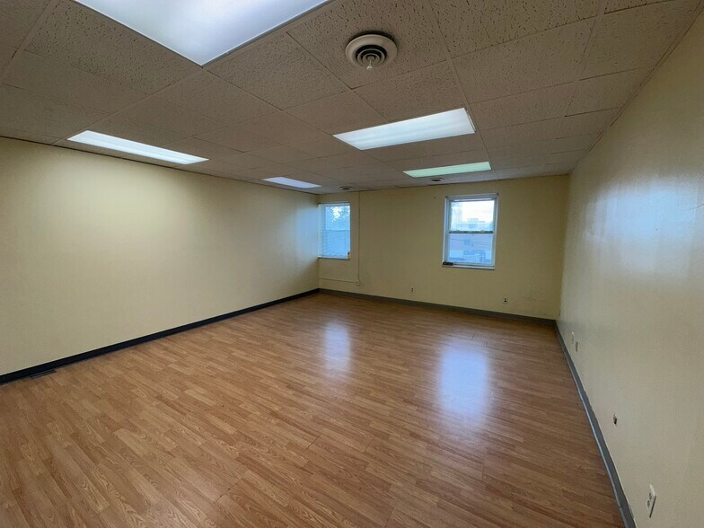 More Photos Of 3948 Monroeville Blvd, Monroeville Office For Lease