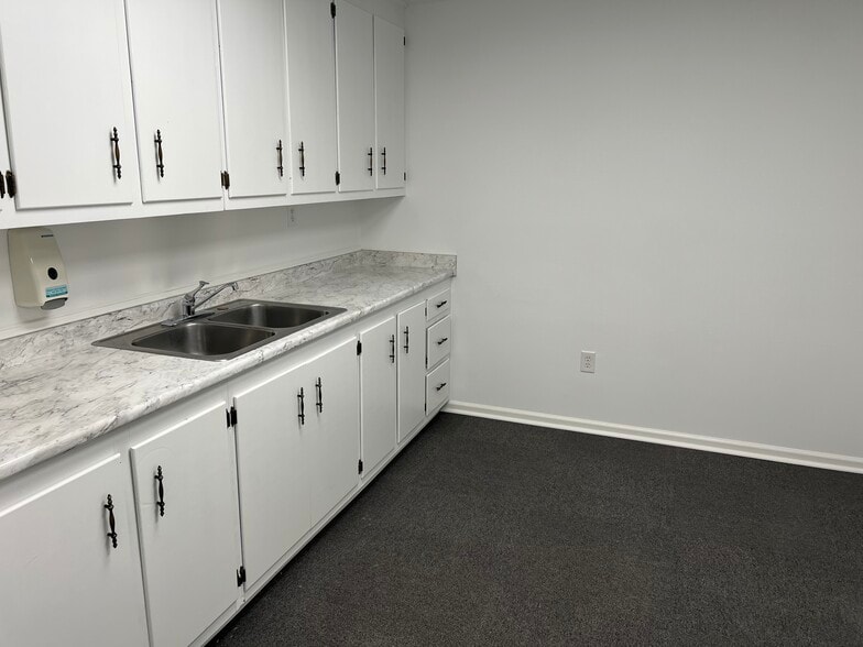 More Photos Of 148 E Peacock St, Cochran Medical For Sale
