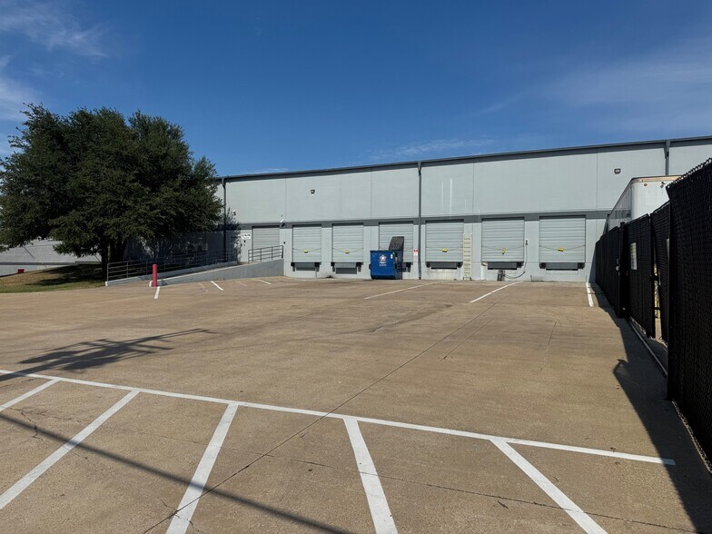 More Photos Of 900 Port America Pl, Grapevine Distribution For Lease