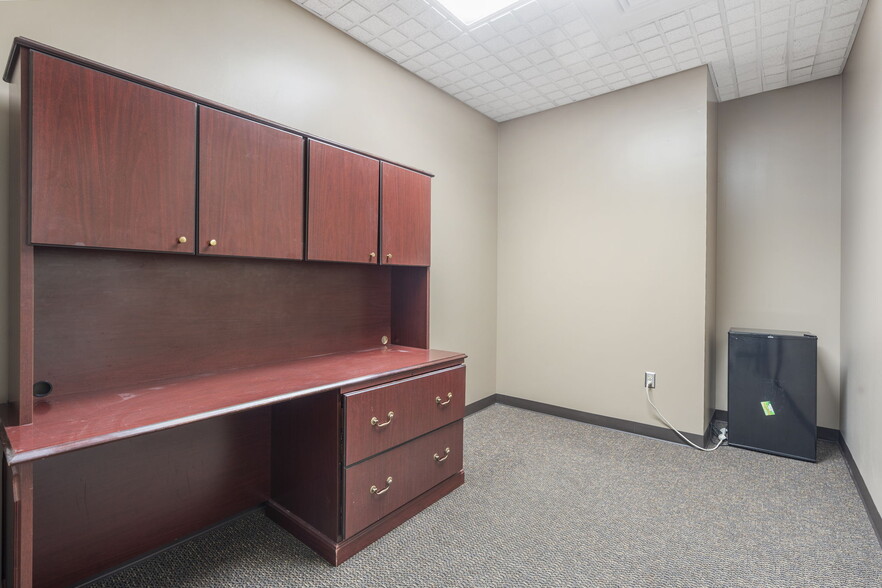More Photos Of 909 E Republic Rd, Springfield Office For Lease