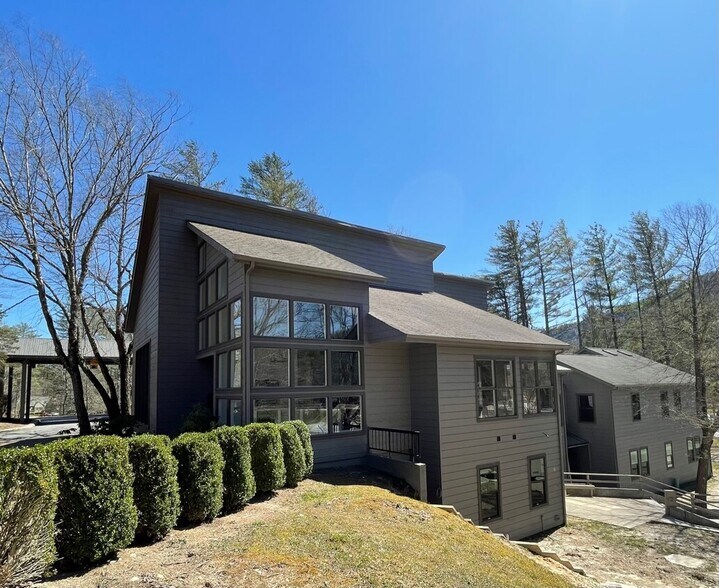 More Photos Of 70 Sapphire Valley Rd, Sapphire Apartments For Lease