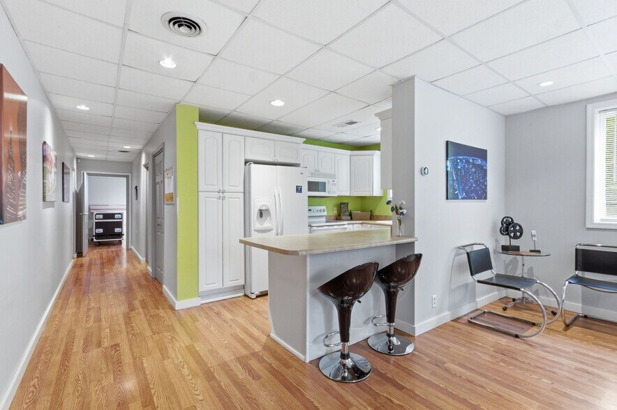 More Photos Of 7731 Traders Ln, Indianapolis Office For Sale