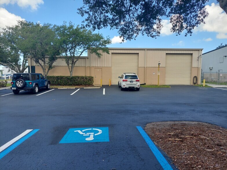 More Photos Of 330 Mears Blvd, Oldsmar Warehouse For Sale