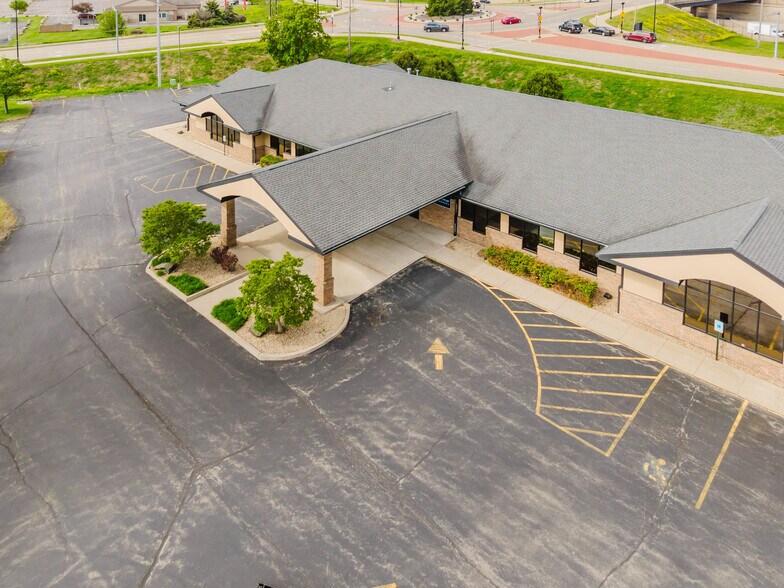 More Photos Of 1875 West Pointe Dr, Oshkosh Medical For Sale