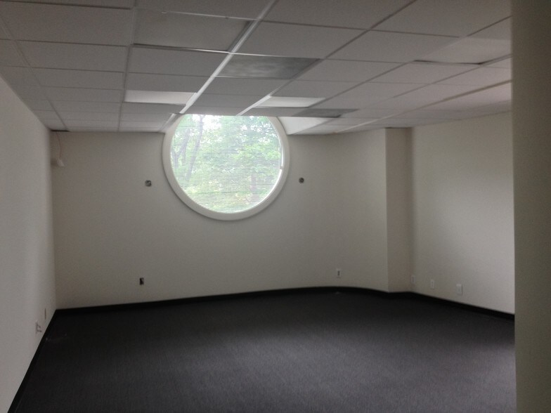 More Photos Of 140 Old Saw Mill River Rd, Hawthorne Research And Development For Sale