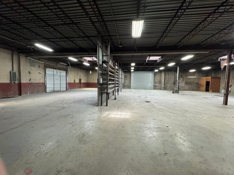 More Photos Of 245 Middle Island Rd, Medford Warehouse For Lease
