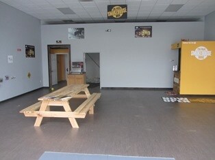 More Photos Of 1422 Green Rd, Chatsworth General Retail For Lease