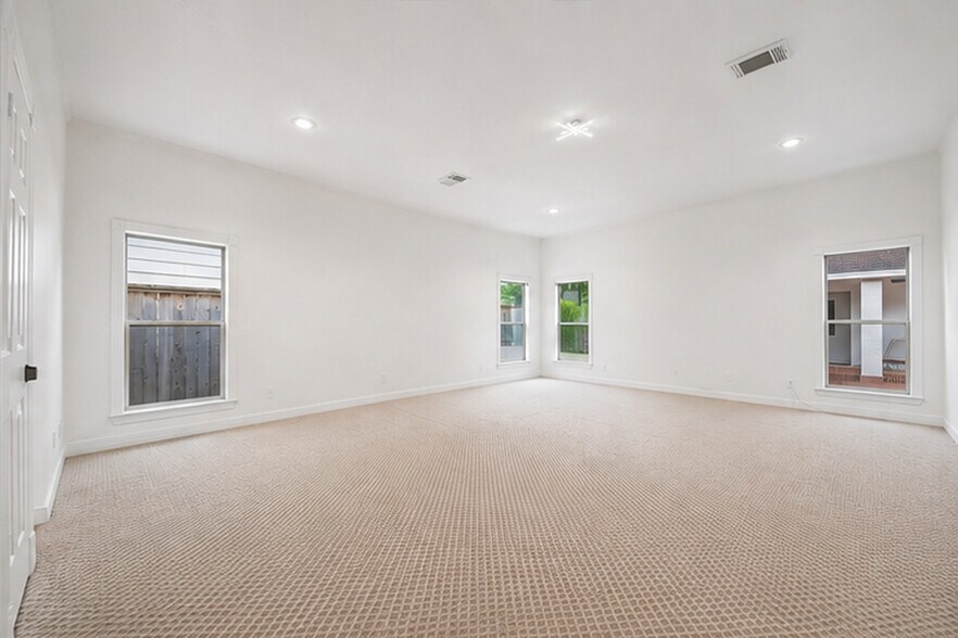 More Photos Of 530 W 27th St, Houston Office For Lease