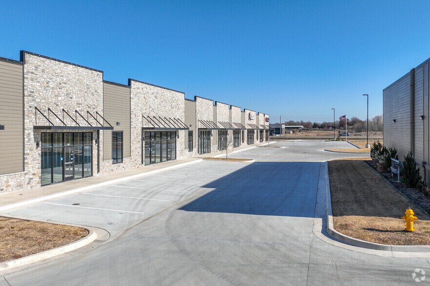 More Photos Of 314 E 5th Ave, Owasso Unknown For Lease