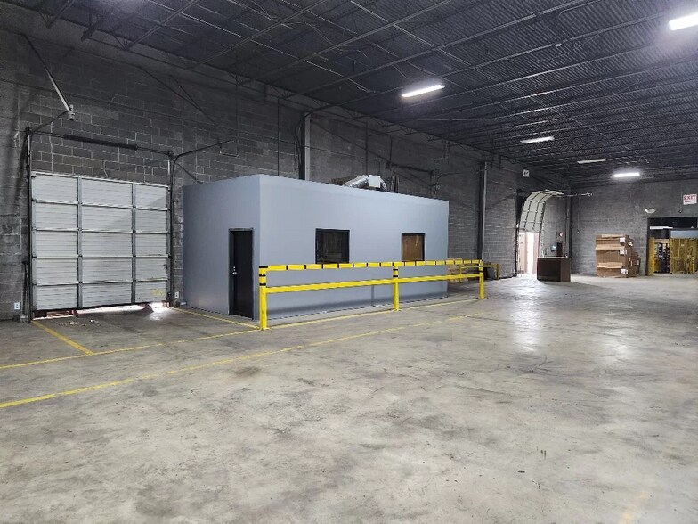 More Photos Of 10901 Carpet St, Charlotte Warehouse For Sale