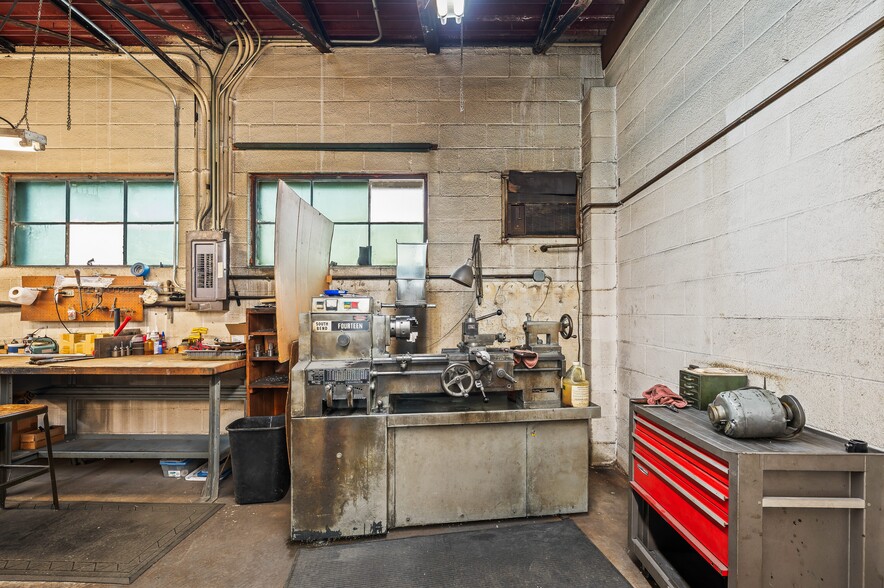 More Photos Of 2028 Washington Ave, Saint Joseph Warehouse For Sale