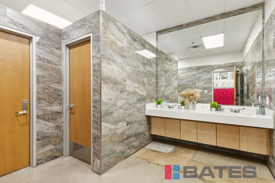 More Photos Of 8330 N Stemmons Fwy, Dallas Freestanding For Sale