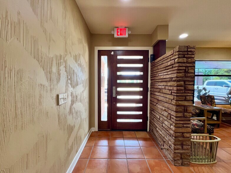 More Photos Of 614 Oak Ave, Sulphur Springs Office For Sale