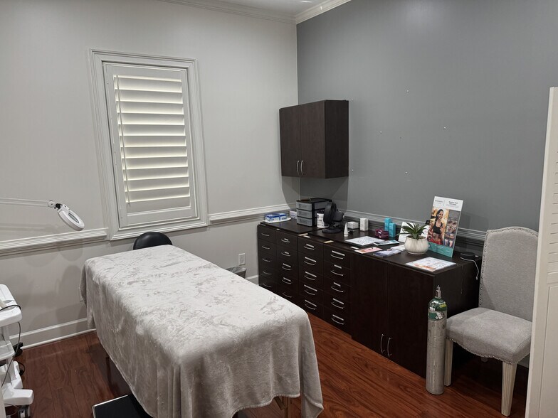 More Photos Of 3535 Roswell Rd, Marietta Medical For Lease