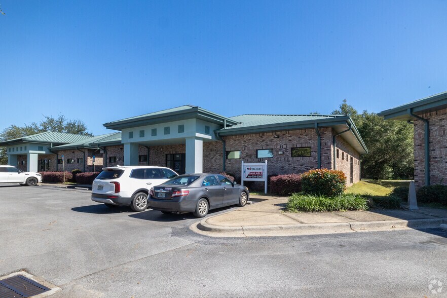 More Photos Of 700-710 Hospital Dr, Crestview Medical For Lease