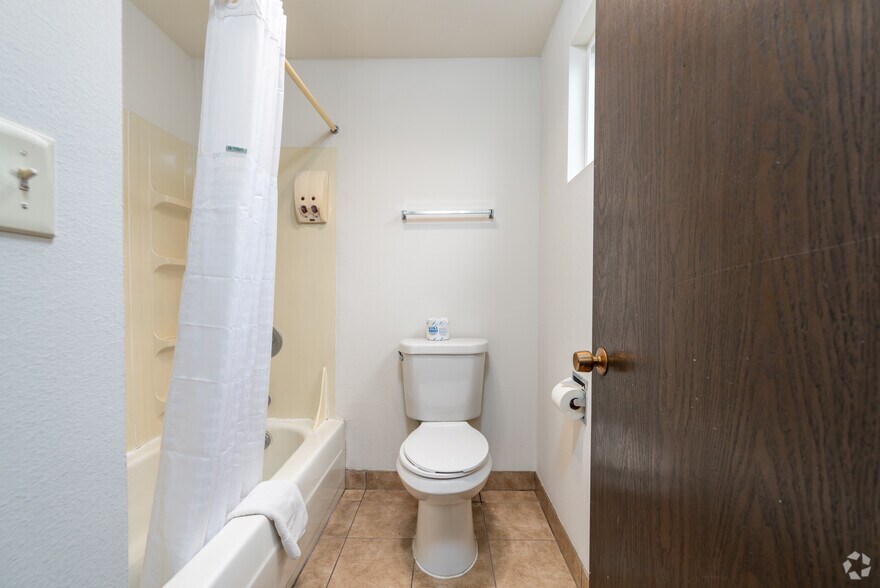 More Photos Of 408 Yakima Valley Hwy, Sunnyside Hotel For Sale