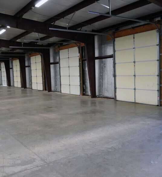 More Photos Of 150 Ayers Blvd, Belpre Light Distribution For Lease
