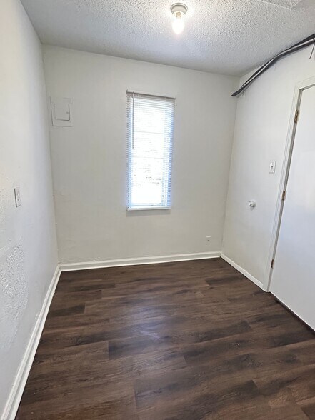 More Photos Of 1014 SW 33rd St, Topeka Specialty For Sale