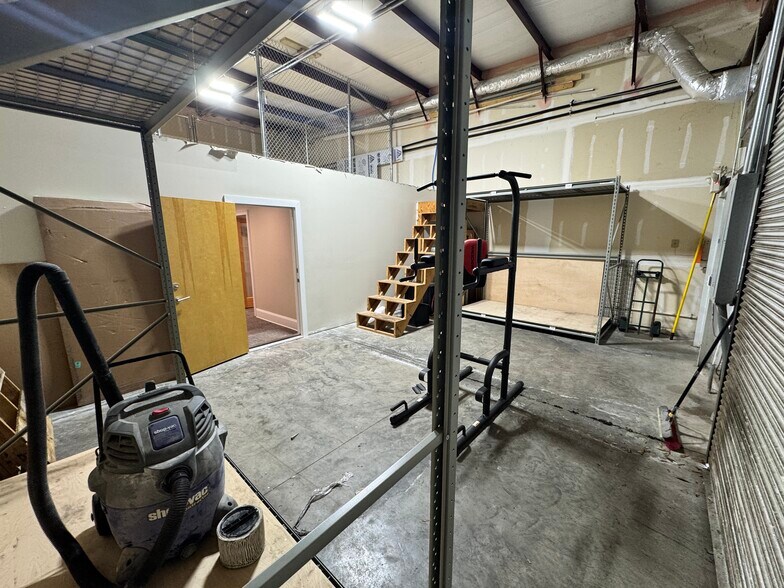 More Photos Of 2720 Gregory St, Savannah Light Distribution For Lease