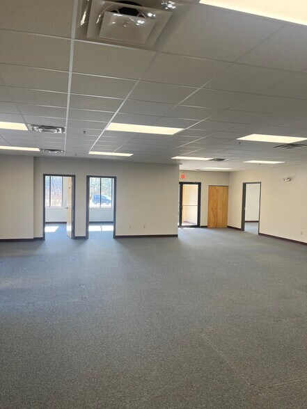 More Photos Of 202 Gannett Dr, South Portland Flex For Lease