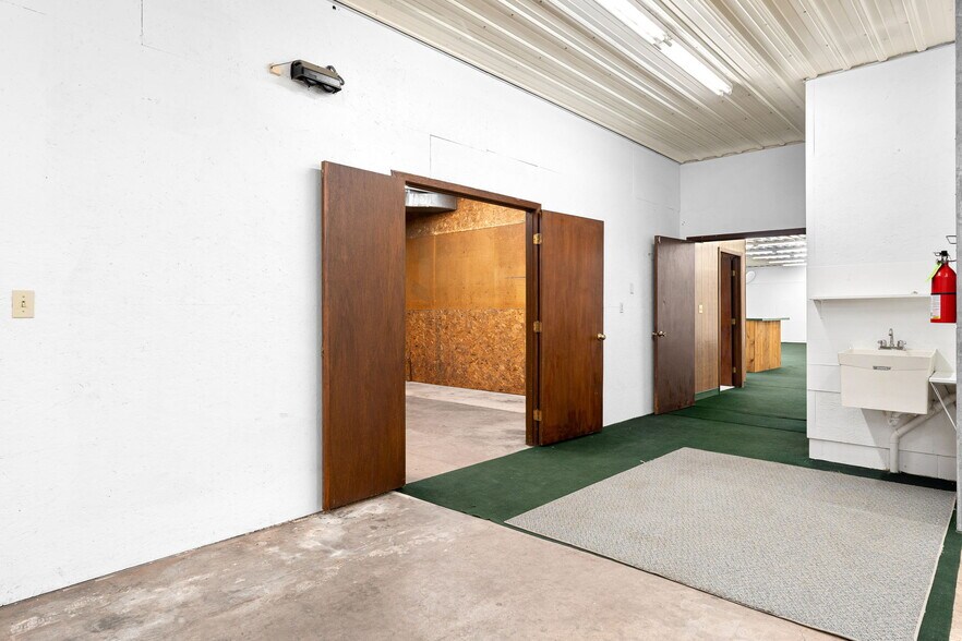 More Photos Of 438 Highway Ave S, Blooming Prairie Office For Sale