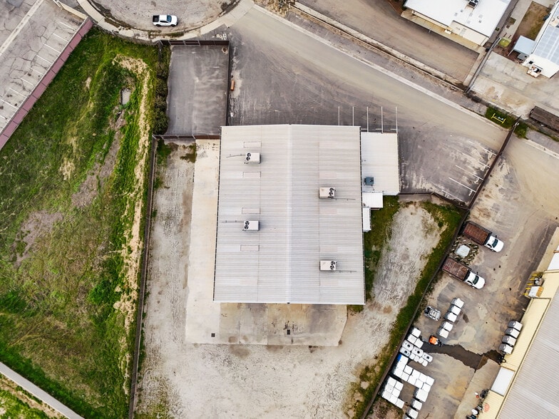More Photos Of 6303 Seven Seas Ave, Bakersfield Warehouse For Lease