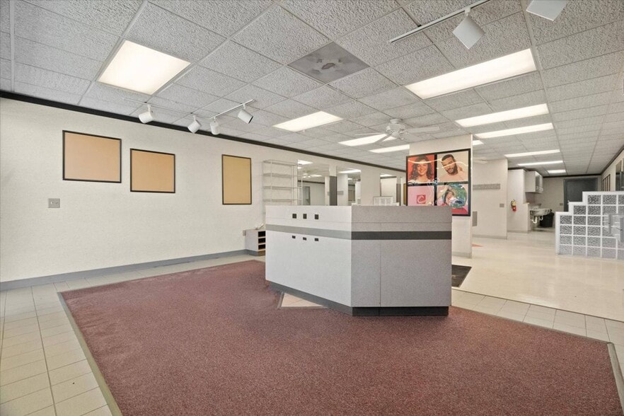 More Photos Of 1301-1315 21st St, Zion Unknown For Lease