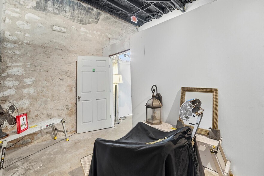 More Photos Of 923 Loop 332, Liberty Hill Storefront Retail Residential For Sale