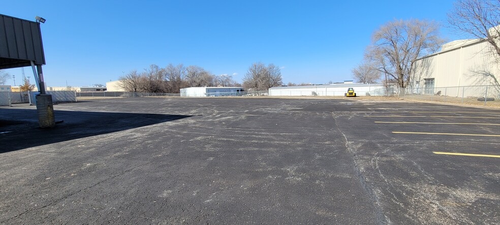 More Photos Of 1904 E Spruce St, Olathe Warehouse For Lease