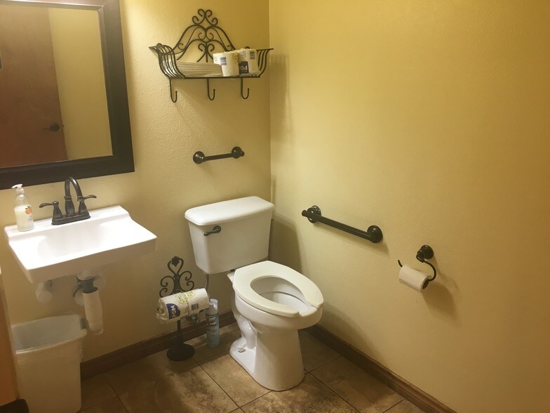 More Photos Of 515 N King St, Seguin Medical For Sale