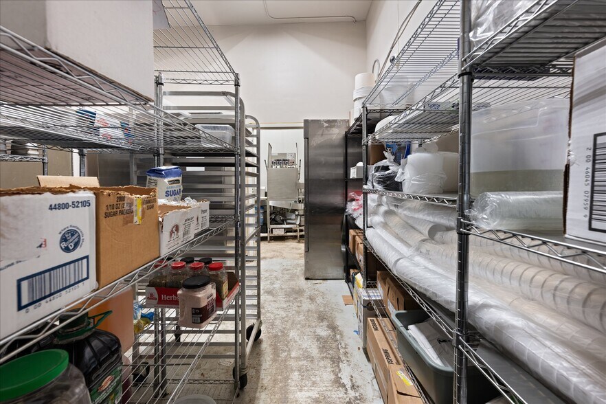 More Photos Of 629 W Main St, Yukon General Retail For Lease