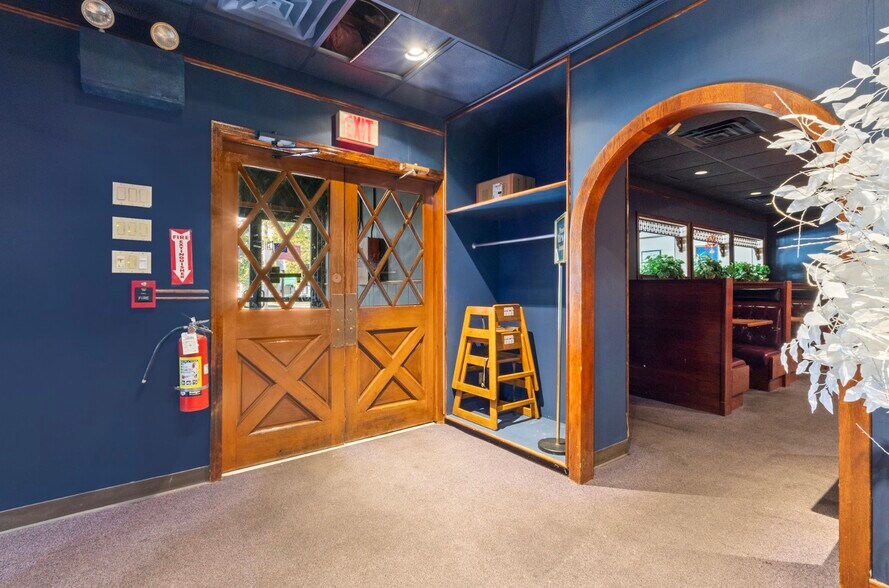 More Photos Of 376 Bullocks Point Ave, Riverside Restaurant For Sale