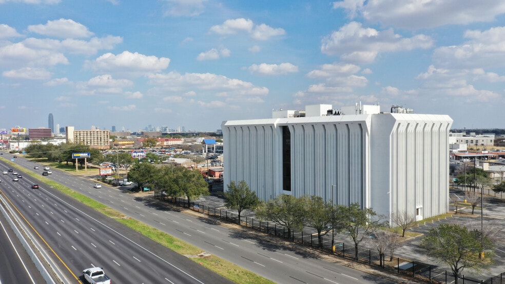 More Photos Of 7011 Southwest Fwy, Houston Office For Sale