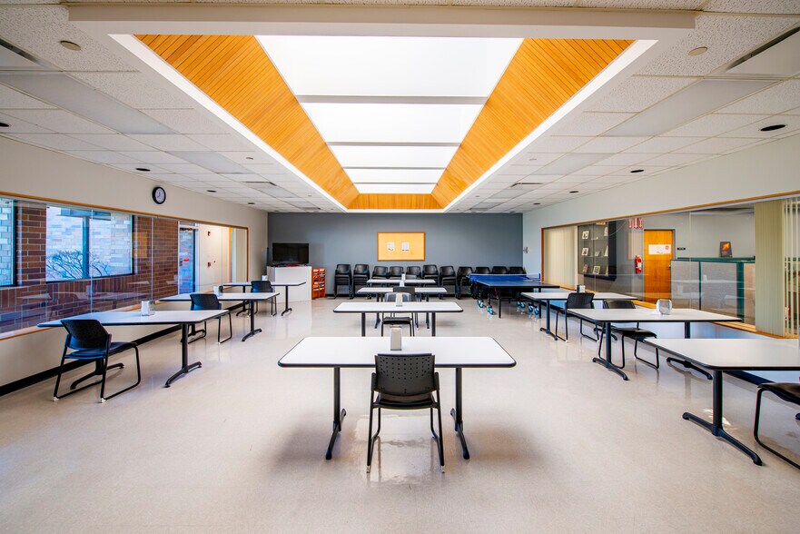 More Photos Of 5350-5360 Keystone Ct, Rolling Meadows Light Distribution For Lease