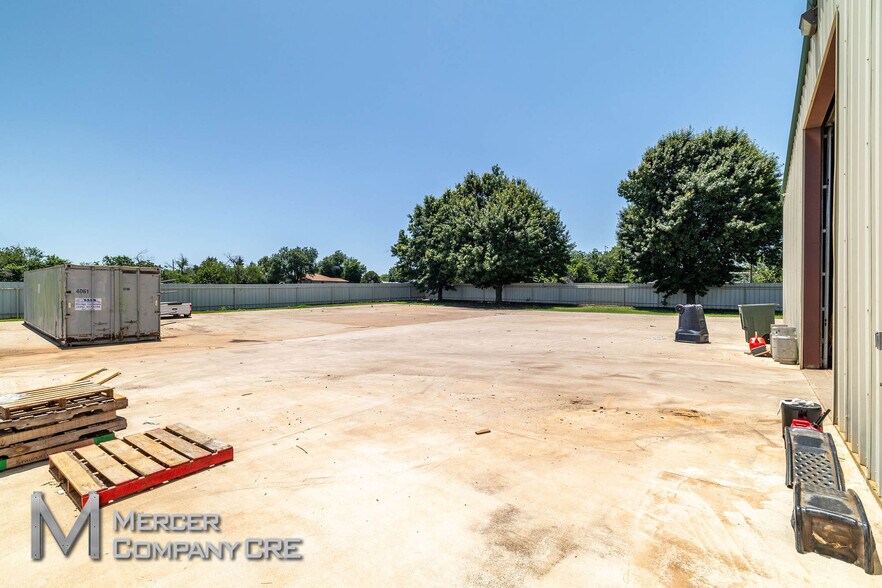 More Photos Of 10108 NW 10th St, Yukon Warehouse For Sale