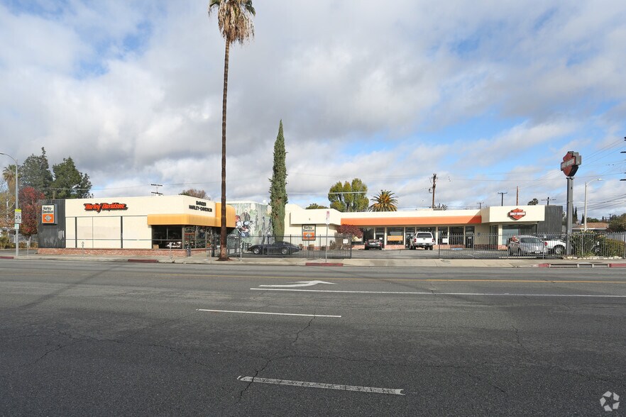 More Photos Of 22107 Sherman Way, Canoga Park Auto Dealership For Lease