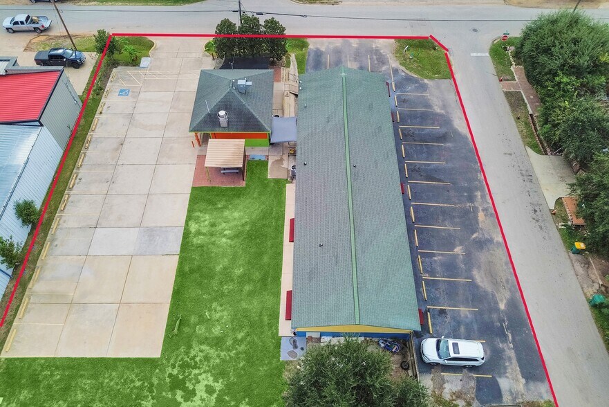 More Photos Of 518 Mill Ave, Conroe General Retail For Sale