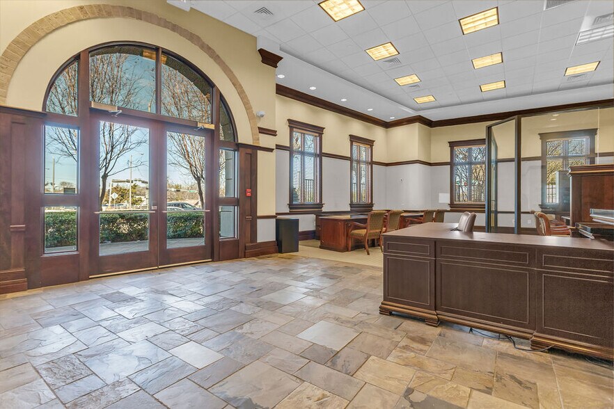 More Photos Of 5800 W Northwest Hwy, Dallas Office For Sale