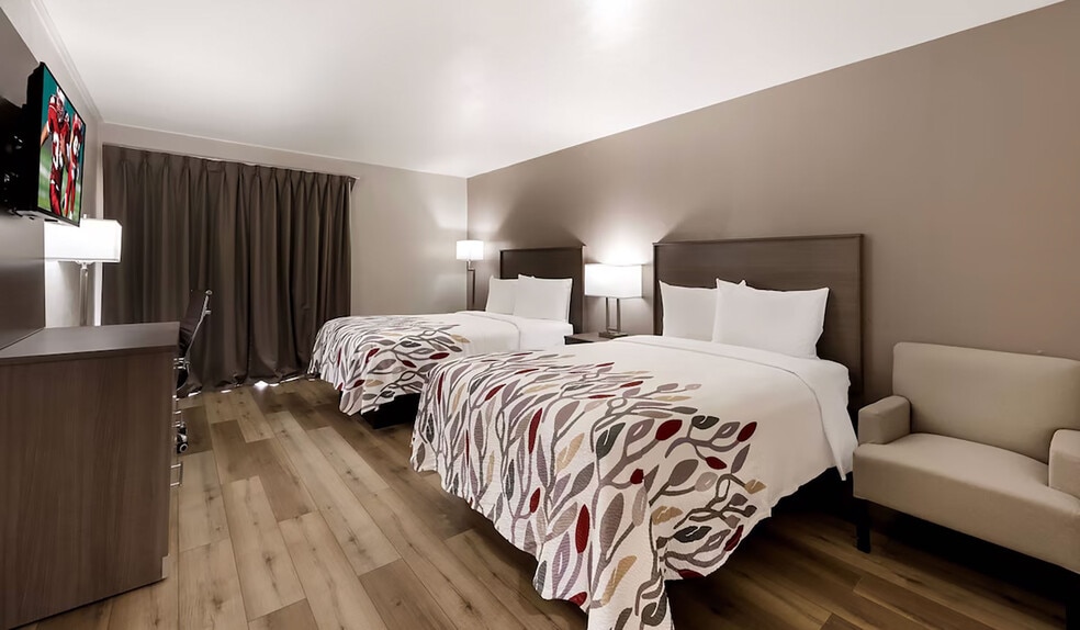 More Photos Of 203 N I-45, Madisonville Hotel For Sale