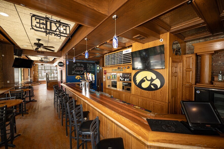 More Photos Of 100 Main St, Dubuque Flex For Sale