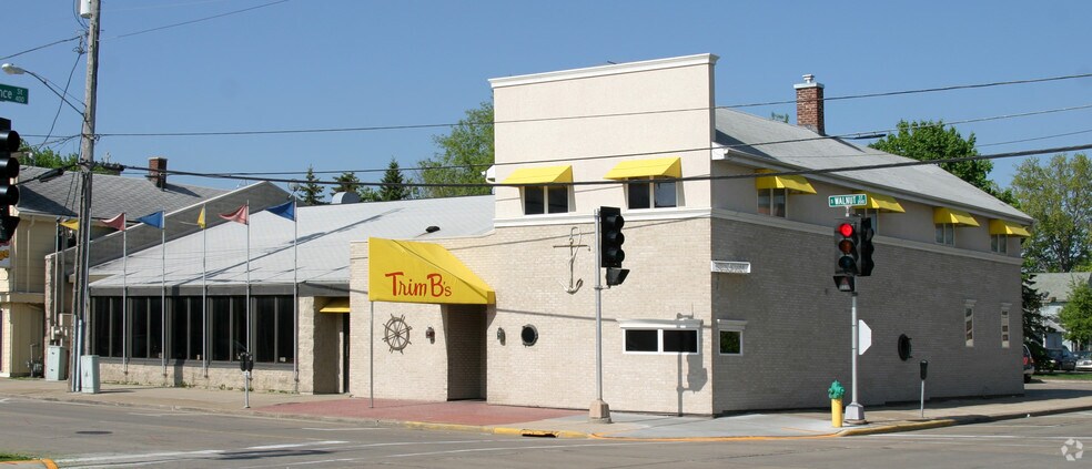 More Photos Of 201 S Walnut St, Appleton Storefront Retail Residential For Sale