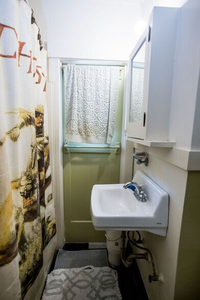 More Photos Of 219 John St, Oakland Apartments For Sale